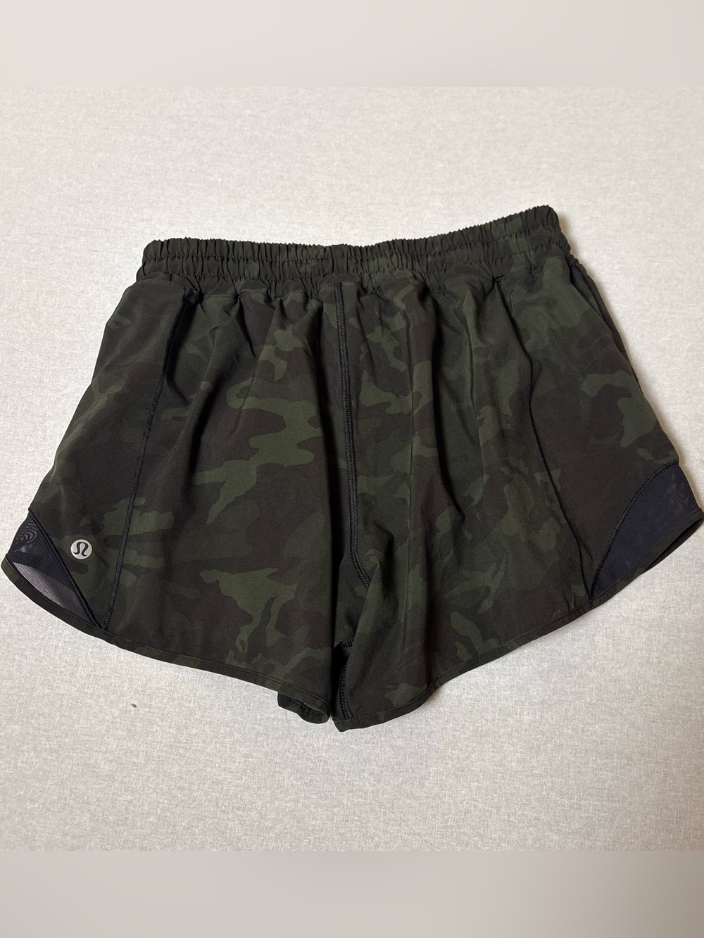 Lululemon Hotty Hot Shorts green camo size 8 W7ATLT